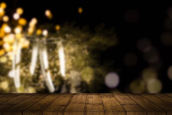 Lege houten vloer of houten terras met abstract nachtlampje bokeh van het nachtfestival, wazige achtergrond, kopieerruimte voor weergave van product of object presentatie, vintage kleurtoon — Stockfoto