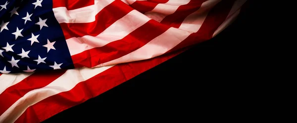 Κοντινό πλάνο του κυματίζει εθνική σημαία ΗΠΑ σε μαύρο φόντο με αντίγραφο χώρο για κείμενο. Έννοια της 4ης Ιουλίου ή Ημέρα Μνήμης. — Φωτογραφία Αρχείου