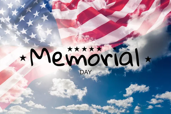 Szöveg Memorial Day és Honor áramló amerikai zászló háttér. Az emléknap koncepciója vagy a veteránok napja Amerikában. — Stock Fotó