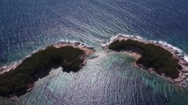 Gökyüzü manzarası, Arnavutluk 'taki cennet plajı, Ksamil, su koyundaki güzel ada, tatiller, tatil konsepti..
