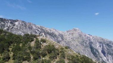 Arnavutluk 'taki Llogara geçidinde dağlarda yol.