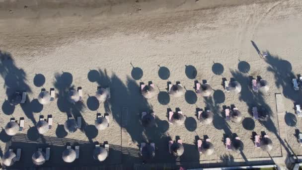 Praia bonita para umas férias na Albânia. Mar Adriático. — Vídeo de Stock