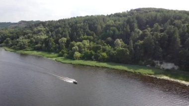 Yazın sakin bir nehirde güneşli bir gün