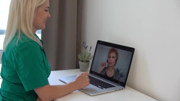 En dam hälsar på sina kollegor under ett videokonferenssamtal. Möte online, fjärrarbete med videoinspelning — Stockvideo