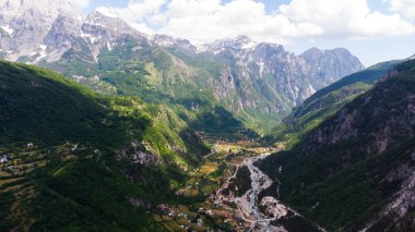 Arnavutluk Alp Dağlarının manzaralı paradisiac manzarası. Seyahat, keşif, tatil konsepti