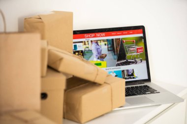 İnternetten alışveriş - karton kutu ya da dizüstü bilgisayar klavyesinde paket. İnternet üzerinden alışveriş hizmeti sunuyor..