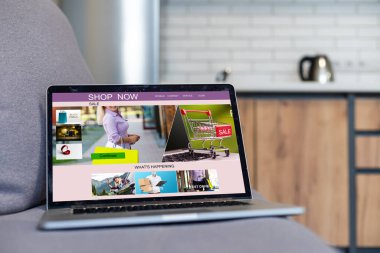 Dizüstü bilgisayarda online alışveriş sitesi. Laptop 'tan Kolay E-ticaret Web Sitesi Dükkanı. Dijital Ödeme Ağı