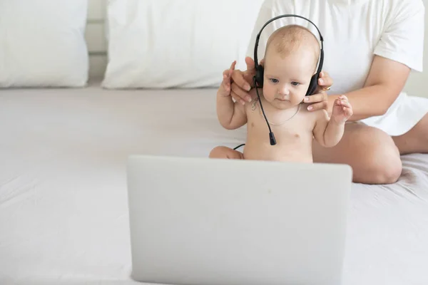 Moeder en baby met laptop computer werken vanuit huis — Stockfoto