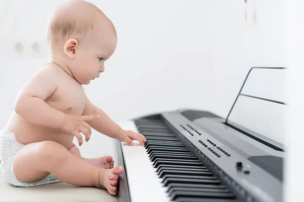 Vackra lilla pojke lärande spelar piano — Stockfoto