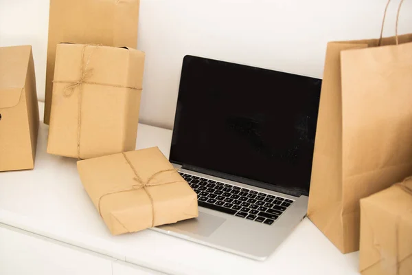 Cajas de cartón en su computadora portátil teclado, compras. — Foto de Stock