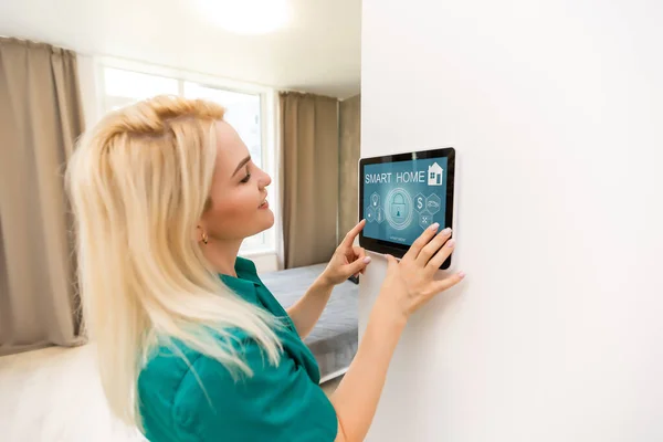 Mujer en casa usando pantalla inteligente, automatización del sistema doméstico — Foto de Stock