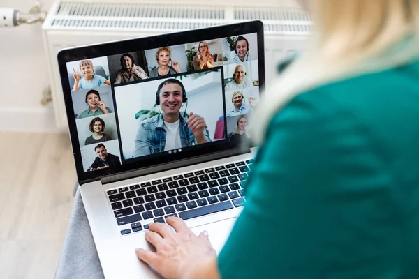 Nő birtoklás video chat -val kollégák az asztalnál az irodában, közelkép — Stock Fotó