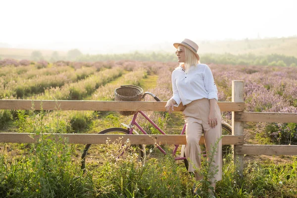 Belle femme sur le champ de lavande — Photo