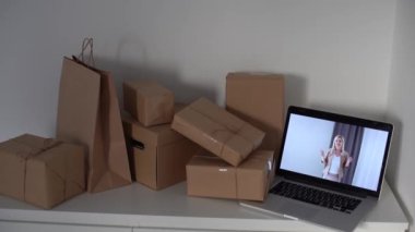 İnternetten alışveriş - karton kutu ya da dizüstü bilgisayar klavyesinde paket. İnternet üzerinden alışveriş hizmeti sunuyor..