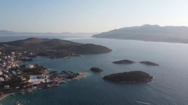 Gökyüzü manzarası, Arnavutluk 'taki cennet plajı, Ksamil, su koyundaki güzel ada, tatiller, tatil konsepti..