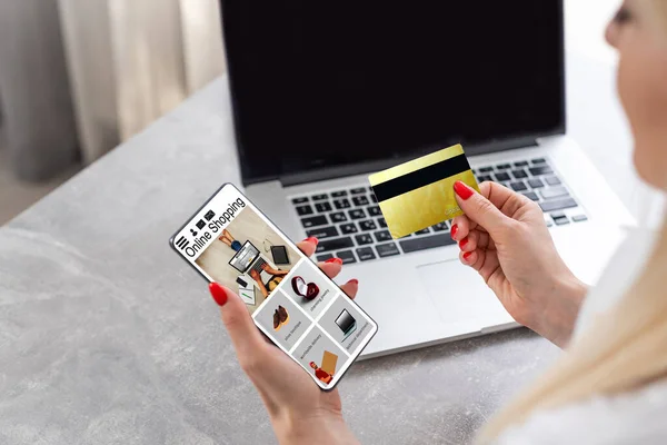 Смартфон онлайн покупки в руці жінки. Мережеве з'єднання на мобільному екрані. Платежі онлайн — стокове фото