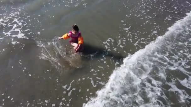 Entzückende kleine Mädchen haben Spaß am tropischen weißen Sandstrand — Stockvideo