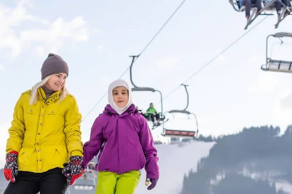 Mère et fille avec des snowboards jouent dans la neige — Photo