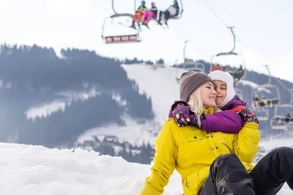 Tél, sí, hó és nap - a család élvezi a téli vakációt — Stock Fotó