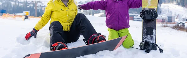 Matka i córka z snowboardami w ośrodku zimowym — Zdjęcie stockowe