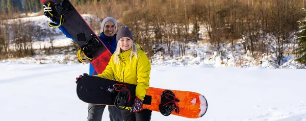 Famille avec snowboards à la station d'hiver — Photo