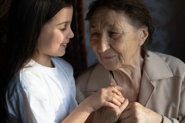 Abuela irreconocible y su nieta cogidas de la mano. —  Fotos de Stock
