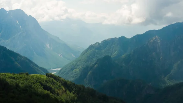 Paisaje pico de montaña en las nubes — Foto de Stock