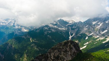 Bulutlardaki dağ manzarası