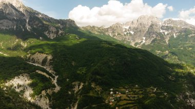 Arnavutluk Alp Dağlarının manzaralı paradisiac manzarası. Seyahat, keşif, tatil konsepti