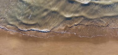 Kumsalın ve dalgaların havadan görünüşü