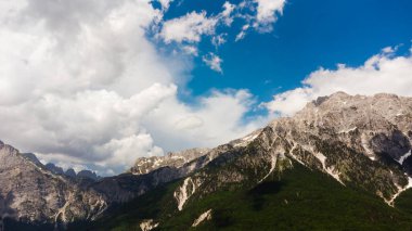 Bulutlardaki dağ manzarası