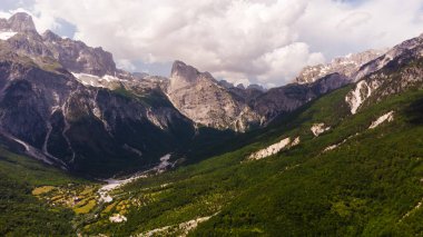 Bulutlardaki dağ manzarası