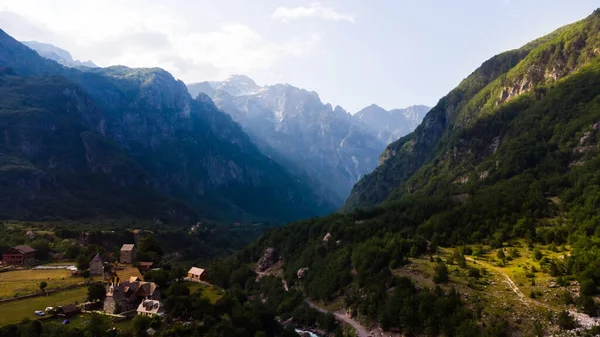 Piękny krajobraz w Albanii z górami — Zdjęcie stockowe