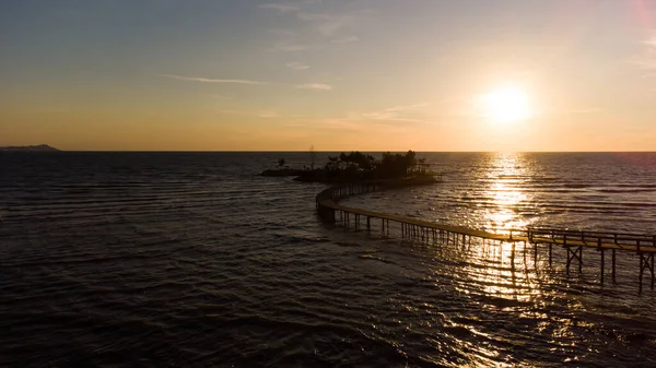 Utsikt över sandstranden i Adriatiska havet och staden Durres, Albanien under solnedgången. — Stockfoto