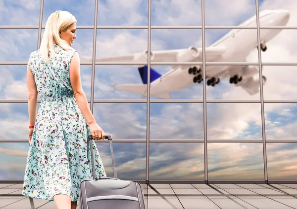 Concepto de viaje. mujer con equipaje en la terminal del aeropuerto internacional. — Foto de Stock