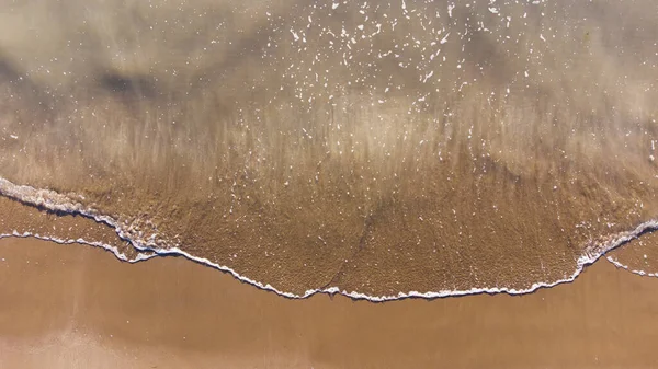 Ola suave del mar en la playa de arena — Foto de Stock