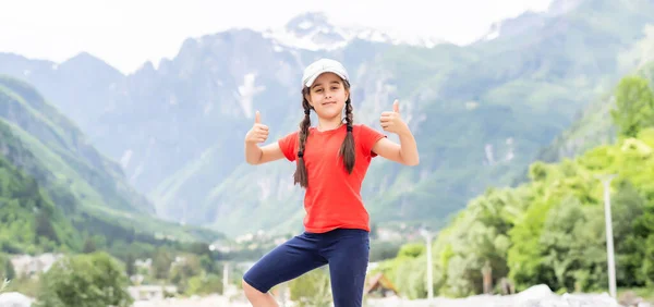 Liten flicka i bergen i Albania — Stockfoto