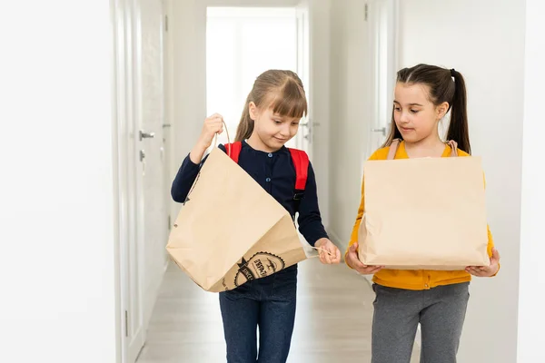 Reklám, gyermekkor, szállítás, posta és emberek - két kislány szállítási csomagokkal — Stock Fotó