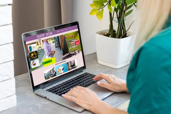 Vrouw online winkelen met behulp van haar laptop thuis — Stockfoto