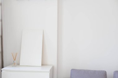 Aroma çubukları. Duvardaki boş çerçeve.