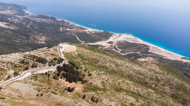 Arnavutluk 'taki Llogara geçidinde dağlarda yol.