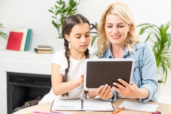 Anne ve kızı evde dijital tablet kullanıyorlar. — Stok fotoğraf