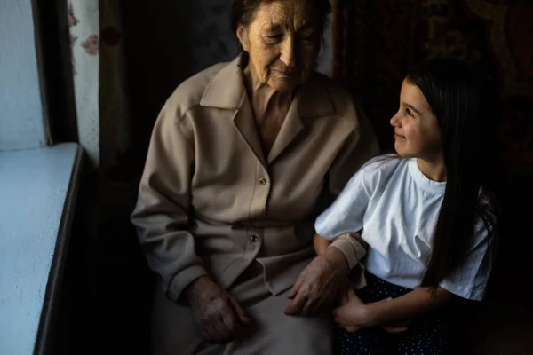 알아볼 수없는 할머니와 손녀 가손을 잡고 있는 모습. — 스톡 사진