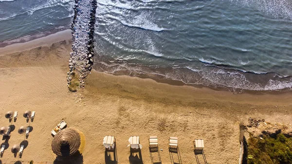 Playa de arena aérea, vista superior de una hermosa playa de arena aérea con las olas rodando en la orilla —  Fotos de Stock