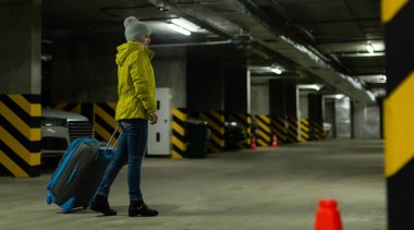 Otoparkta orta yaşlı bir kadın..