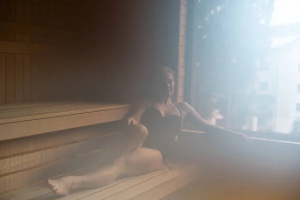 Красива жінка розслабляється на шезлонгу в готелі, дівчина на сонці в спа-центрі — стокове фото