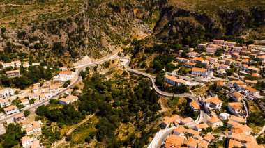 Albanya dağları arasında bir yol var.