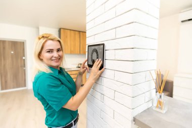 Tablet uygulaması tarafından kontrol edilen akıllı mutfak kavramı