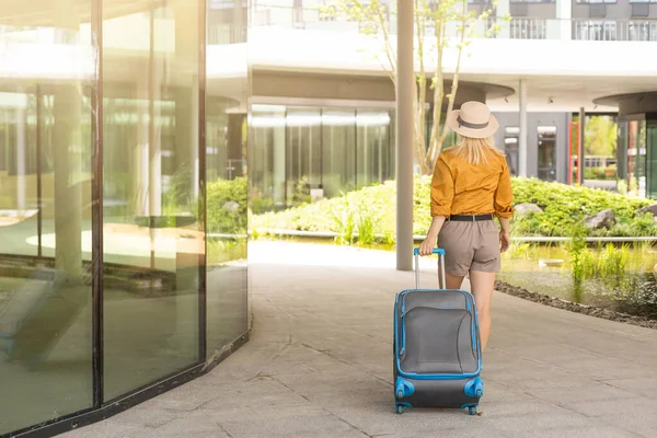 Frau mit Gepäck. Reisen um die Welt — Stockfoto