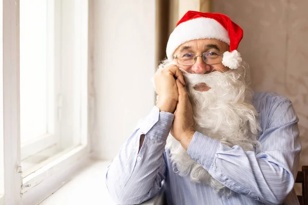 Porträt eines glücklichen Seniors mit Weihnachtsmütze, der sich auf Weihnachten vorbereitet — Stockfoto
